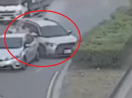 2日下午2時許,台南市北區小東路1名陳姓男子駕駛的自小客車衝撞前方停等的其他車輛。(圖/翻攝畫面)