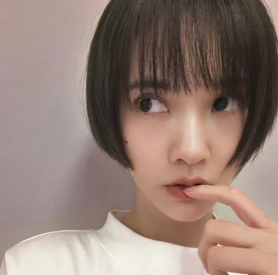 歌手楊丞琳在最新的巡演「房間裡的大象」中展現了全新的短髮造型，這次演唱會以「面對陰暗面與情緒重量」為主題。（翻攝自IG）