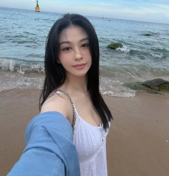 沈月在海邊拍攝的生活照引發關注。（圖／翻攝自IG @yuetyuetxx）