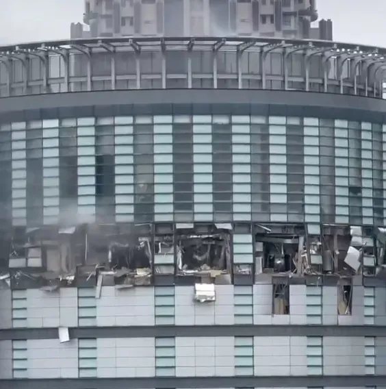從建築外觀可見氣爆樓層被炸得有如廢墟，有民眾表示其實13日早上8時許工地就傳有大力震動和聲響。（圖／中天新聞）