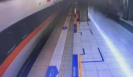 台鐵汐止站傳出一名旅客疑似站在車廂連結處後摔落鐵軌。(圖/翻攝畫面)