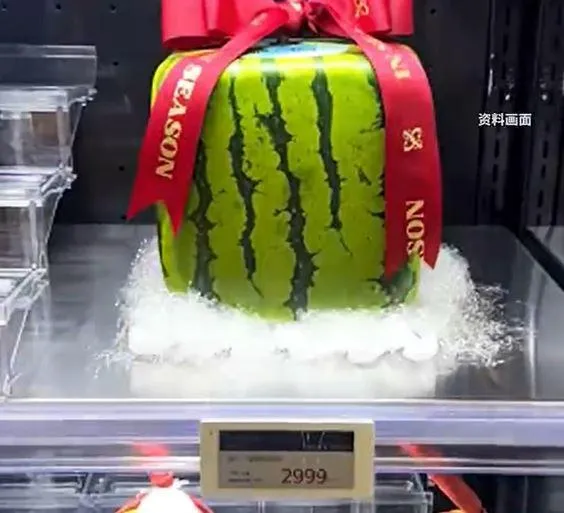 大陸一間水果店販售要價2999元人民幣（約1.3萬新台幣）的方形西瓜。（圖／翻攝微博@極目新聞）