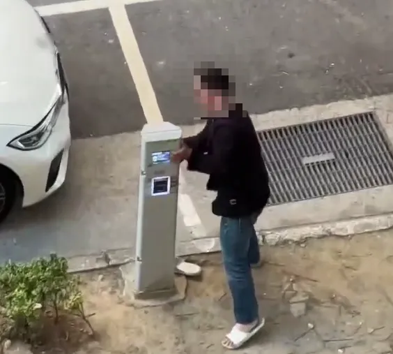 台南市南區1名55歲劉姓男子1日下午因不明原因情緒失控，大力搖晃路邊的智慧停車柱。（圖／翻攝畫面）