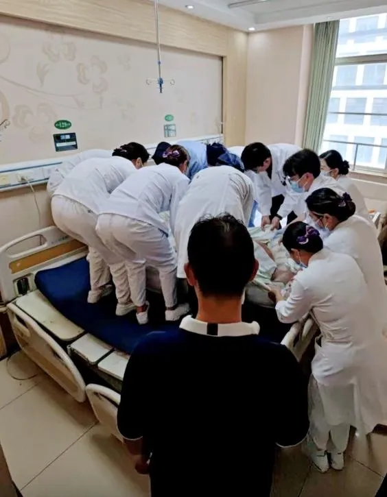 為其翻身或拍背排痰便需十多名醫護協同進行。（圖／翻攝微博）