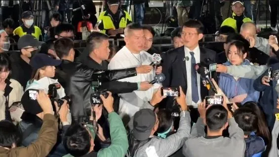 民眾黨「司法改革公民走讀」活動，造成8名員警受傷，台北市警方表示若黃國昌9/15未到案說明，將函送北檢偵辦。（圖/資料照片）
