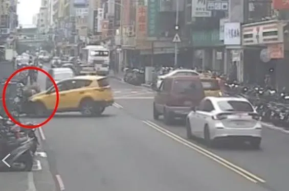計程車迴轉時疑似未禮讓直行車，撞上對向行駛的機車。（圖／翻攝畫面）