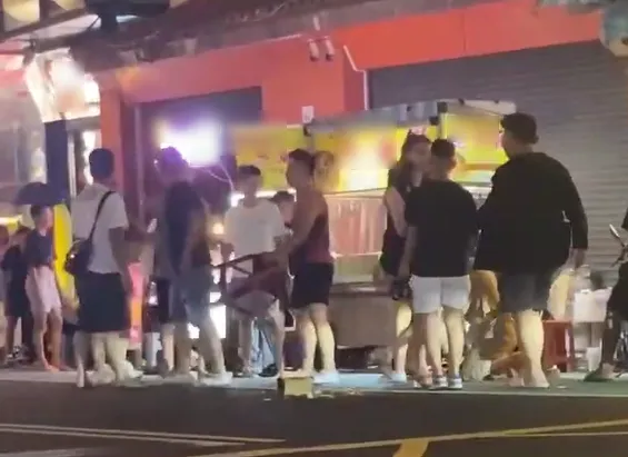屏東縣恆春鎮墾丁大街24日深夜發生民眾酒醉鬥毆事件，43歲溫女飛踹34歲許姓孕婦引爆雙方衝突。（圖／翻攝畫面）