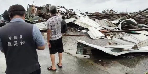台南北門一帶電桿、廠房倒塌，陳昆和議員原以為是廢棄物堆積場，竟是居民的工廠，沒有一根柱子立著。（圖／中天新聞）