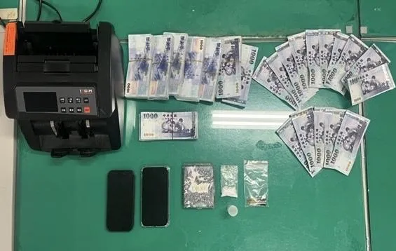 警方查扣現金及點鈔機等證物。（圖／翻攝畫面）