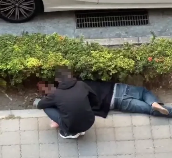 附近民眾上前關心劉男狀況。（圖／翻攝畫面）