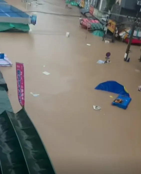 局部地區積水深至接近二樓。（圖／翻攝新京報）