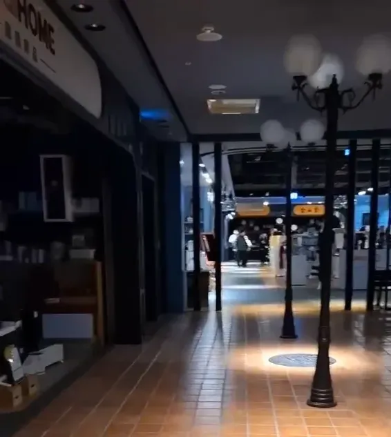 台中文心秀泰商場24日下午2時許突傳跳電,商場內部許多區域一片黑暗。(圖/民眾提供)