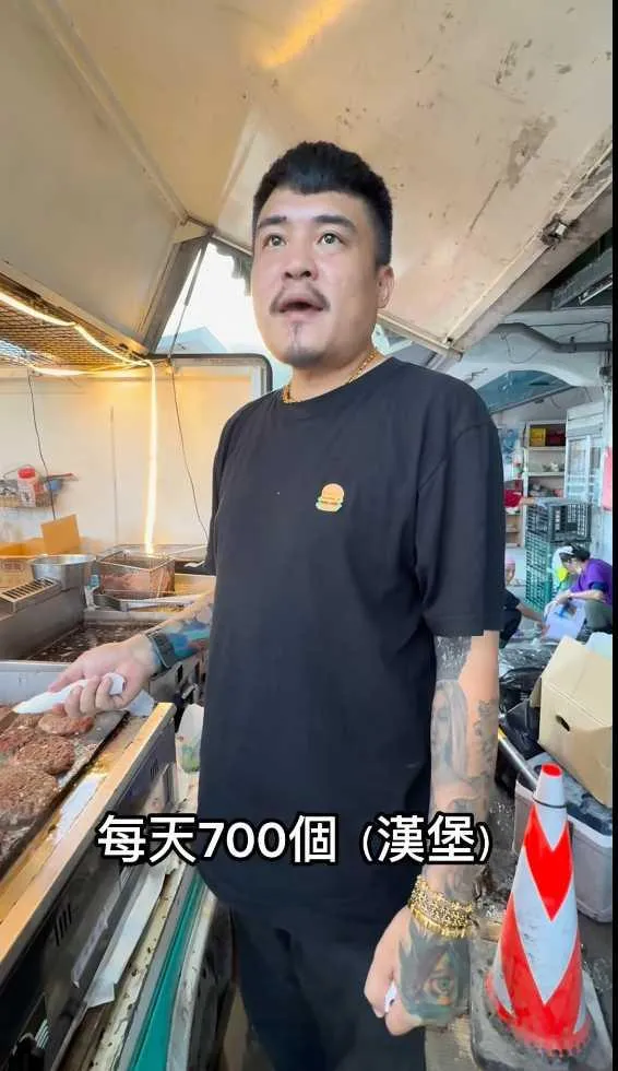 老闆開著漢堡餐車到光復,提供給鏟子超人美味漢堡。(圖/翻攝吳鳳 臉書)