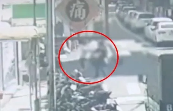 新北市新莊區景德路今（19）日上午9點多爆發街頭衝突，33歲陳姓男子與40歲蔡姓男子因感情糾紛談判大打出手。（圖／警方提供）