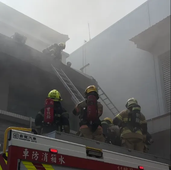 台南市安南區安和路3段1處鐵皮建物22日下午發生火災，消防員架雲梯車救援受困民眾。（圖／民眾提供）