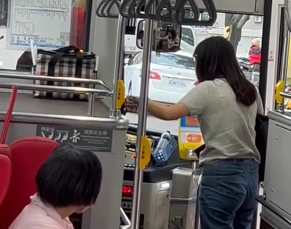 台中一名學童疑似在搭乘公車時，誤按兩次下車鈴，導致司機情緒失控，將車停在站內長達三分鐘，並拒絕繼續行駛。（圖/Threads @jeff._.0512授權提供））