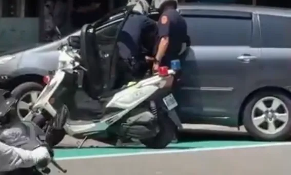 警方趕抵現場處理時，駕照已被逕行註銷的劉男肇事後一度作勢逃跑。現場員警見狀立即上前攔阻並拔出甩棍，喝令劉男「給我坐著不准動」。（圖／警方提供）