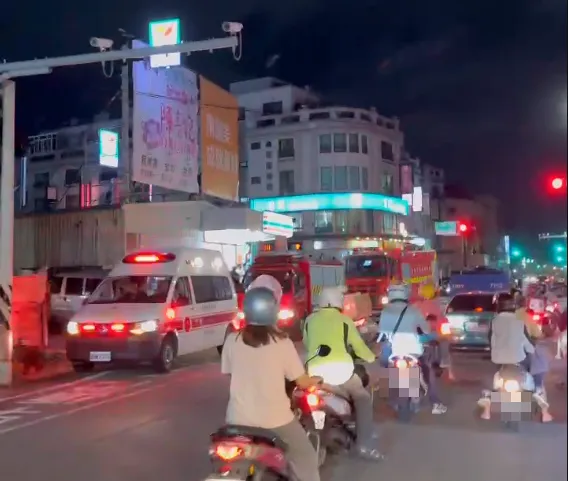 消防員和救護車獲報趕到現場。（圖／民眾提供）