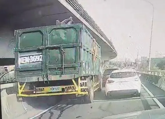 苦主車輛遭撞壞瞬間。（圖／中天新聞）