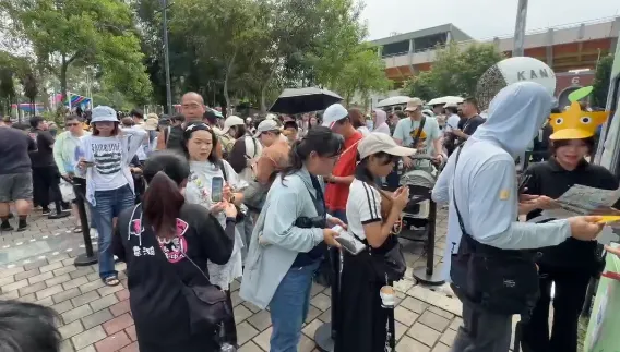 皮克敏活動首日,因限量遮陽帽發放方式不當引發軒然大波。(圖/中天新聞)