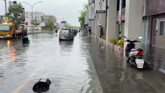 台南市凌晨降下豪大雨，永康區大灣及仁德區等多處低窪地區嚴重淹水。（圖／中天新聞）