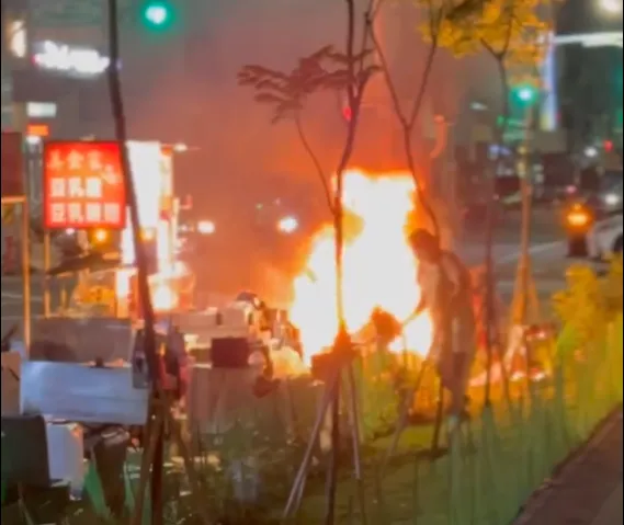 台南永康五王國小旁夜市9日晚間發生火警，1處地瓜球攤販疑因瓦斯增壓閥脫落導致起火。（圖／民眾提供）