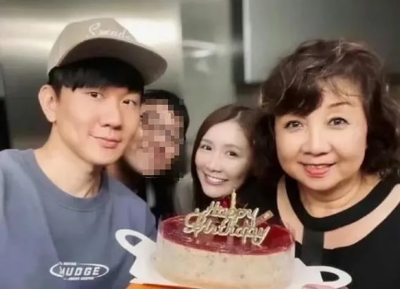 近期微博瘋傳兩張林俊傑與Mida的親密合照，其中一張為2019年年底兩人一同出席林母生日聚會的照片。（圖／翻攝 微博）