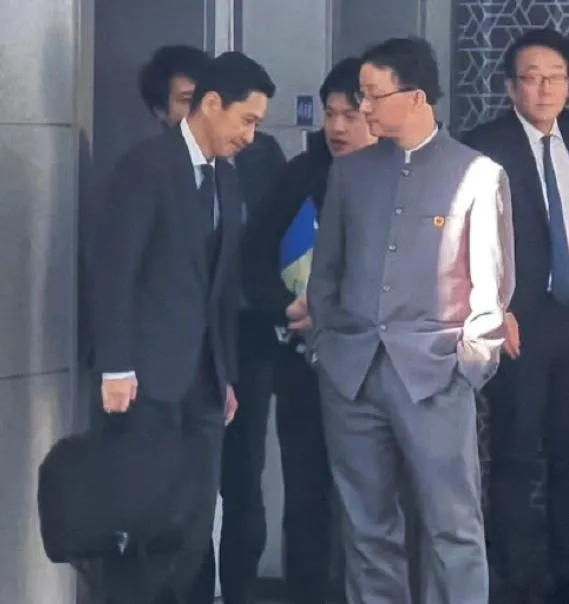 劉勁松（右）與金井正彰（左）會談後，被目擊「手插袋送客」。（圖／翻攝新浪微博）