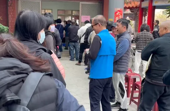 新竹縣橫山鄉自11月25日至27日，全鄉每人普發5000元生活補助金。（圖／中天新聞）