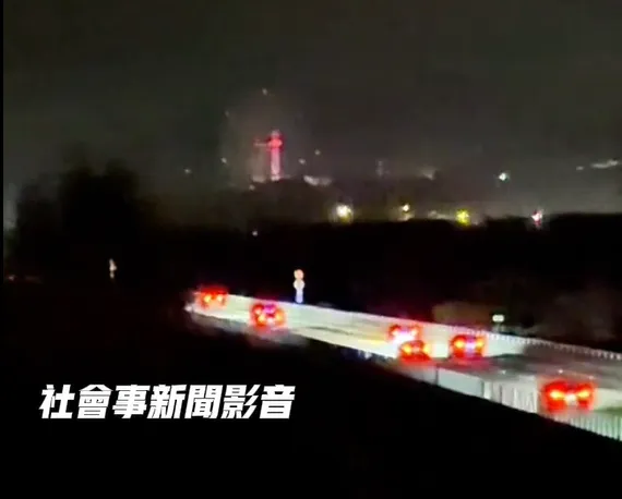 雲林國道3號古坑路段雙向12月31日跨年夜期間，多輛車疑為看煙火秀龜速行駛，分心的用路人恐收最高6000元罰單。（圖／翻攝自社會事新聞影音）