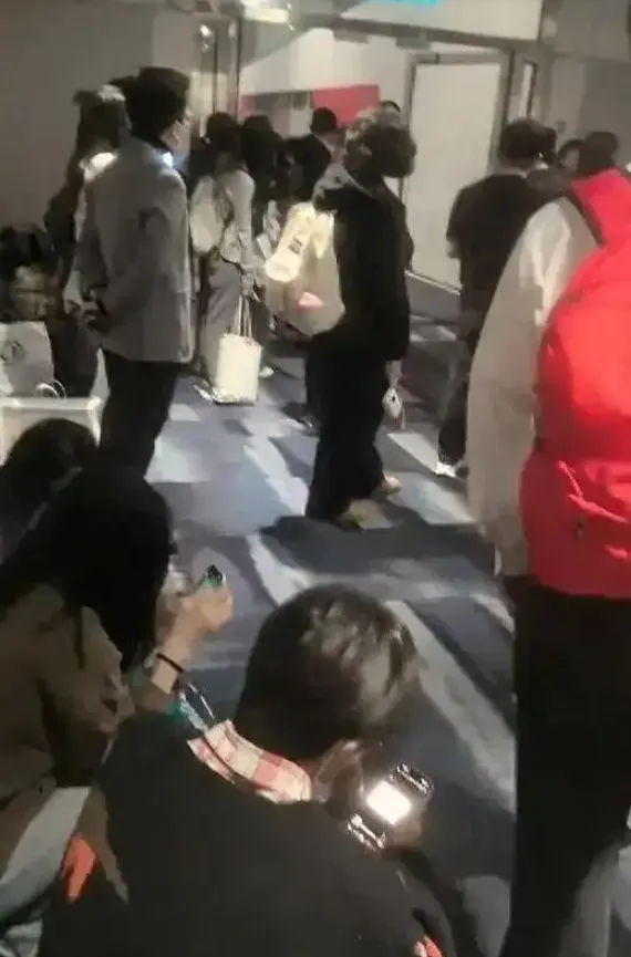 乘客們等待重新安檢。（圖／翻攝《新快報》）