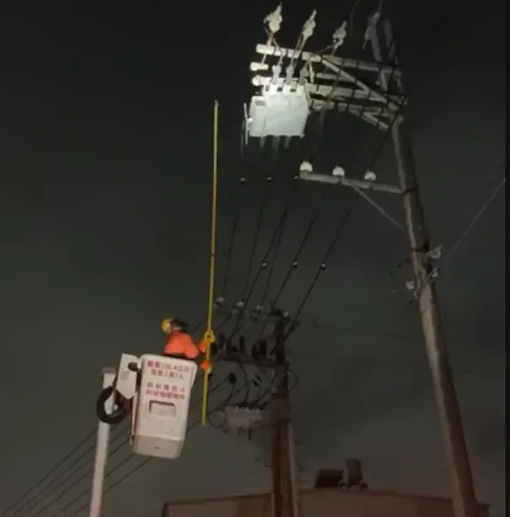 高雄市岡山區13日凌晨上千戶停電，台電人員不畏風雨搶修。（圖／台電提供）