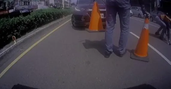 陳姓駕駛立即與其他4位同仁分工合作，一方面設置交通錐並指揮車輛維持安全，一方面合力撿拾散落鈔票。（圖／台中市環保局提供）
