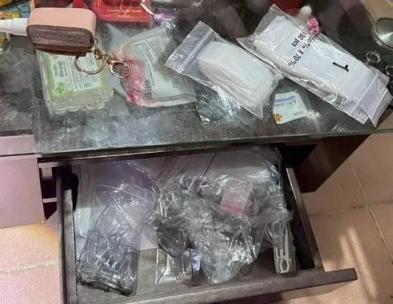 警方現場搜出毒品的成品跟半成品。（圖／警方提供）