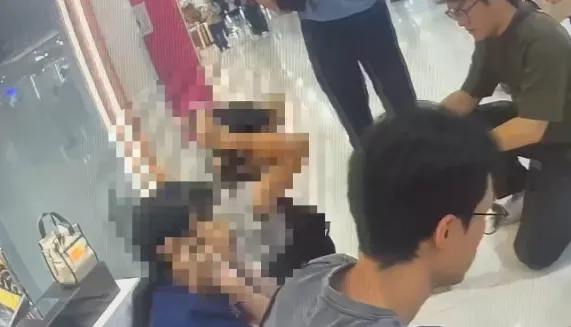 前鎮警方在購物中心埋伏，查獲3名涉嫌擔任詐欺車手的少女。（圖／警方提供）