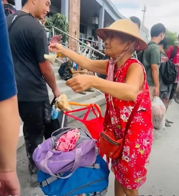 阿嬤在光復車站前分送肉粽給救災人員和志工（圖／翻攝＠ky12520 Threads）
