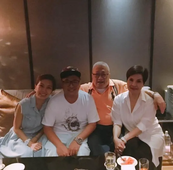 Summer爸爸林光寧(右二)二度進加護病房，專家提醒須預防中風併發症。（圖／翻攝自Summer IG）