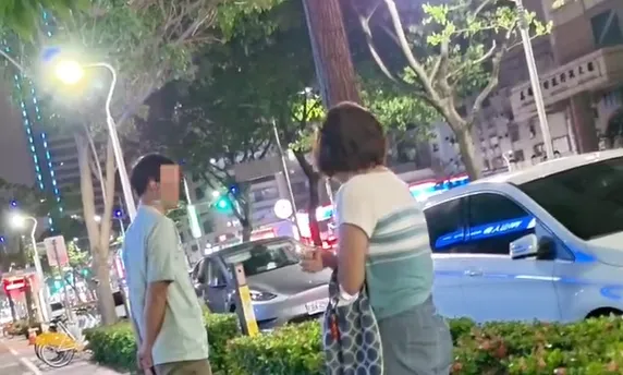 昨（26）日晚間，高雄市新興區中正三路於，一名年輕男子與疑似其母親的婦人在人行道上發生激烈爭執，甚至將母親推倒在地。（圖/翻攝自社會事新聞影音）