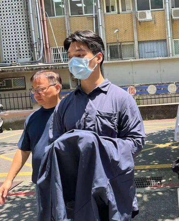 張秉鈞（前藍衣者）。（圖／中時新聞網）