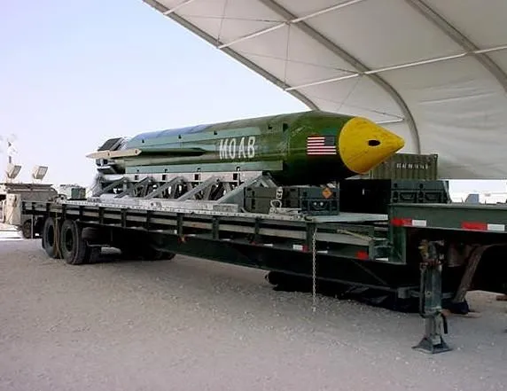 一枚GBU-43B型大型空爆炸彈,這是美軍最大的非核炸彈,被稱為「炸彈之母」。(圖/美聯社)