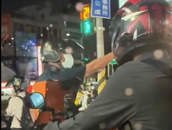 高雄市鼓山區近日發生機車超車糾紛。（圖/社會事新聞影音）