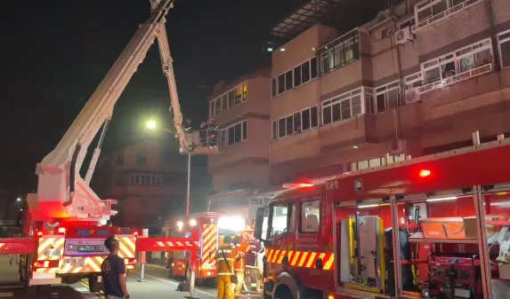 高雄鳥松區凌晨火警。(圖/翻攝畫面,下同)