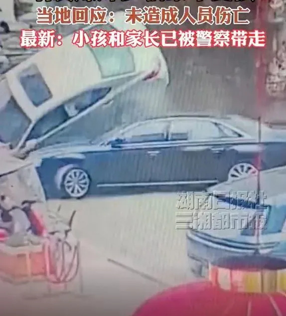 現場多輛汽車被炸翻。（圖/翻攝新浪微博）