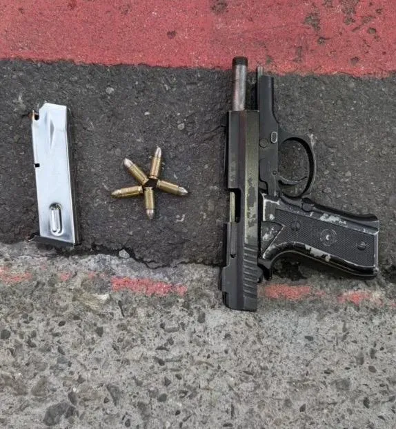 警方在彰化高鐵站逮捕賣槍犯嫌，起獲手槍、毒品 。（圖／翻攝畫面）