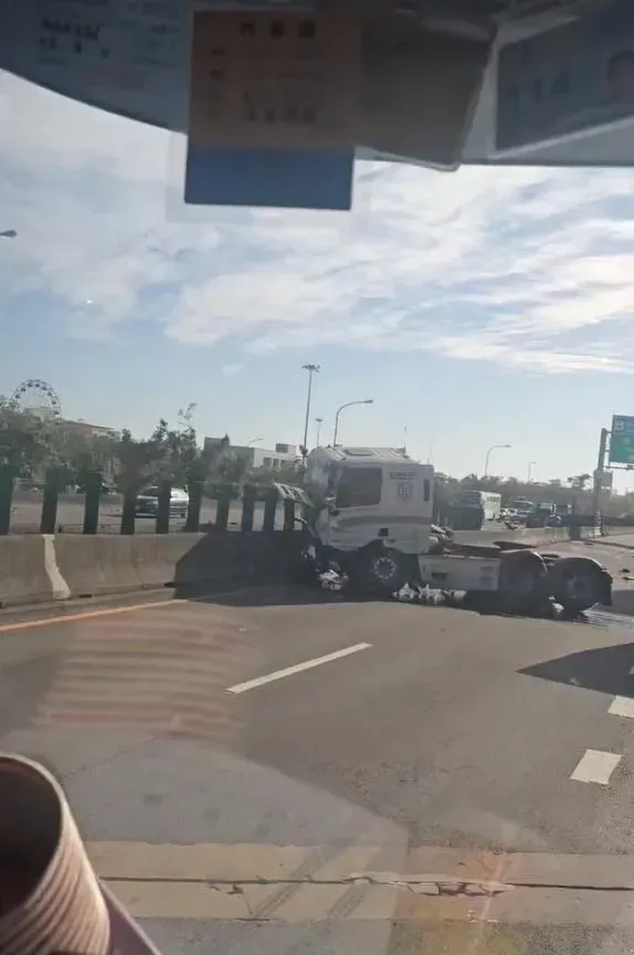 目擊車輛拍攝畫面。(圖/中天新聞)