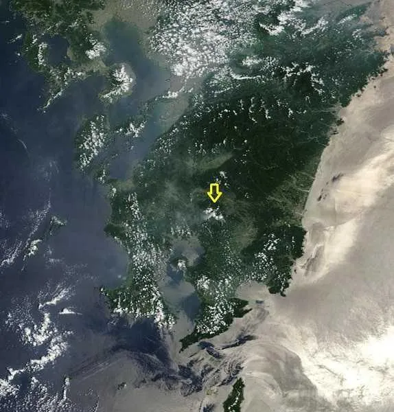 新燃岳火山已連續6天噴發。（圖／翻攝自鄭明典臉書）