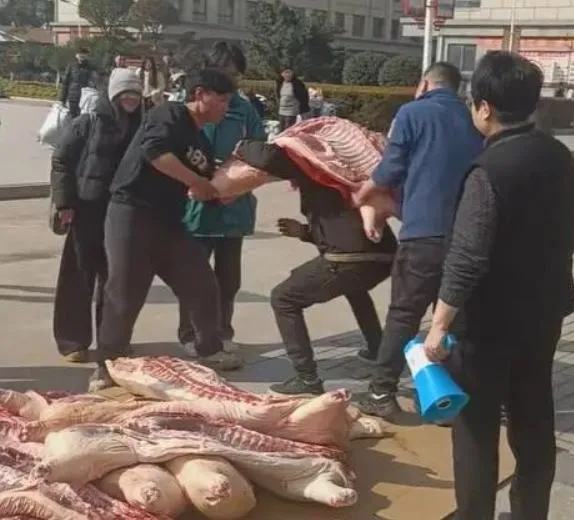 學生與家長把豬肉扛回家。（圖／翻攝《南方網》）