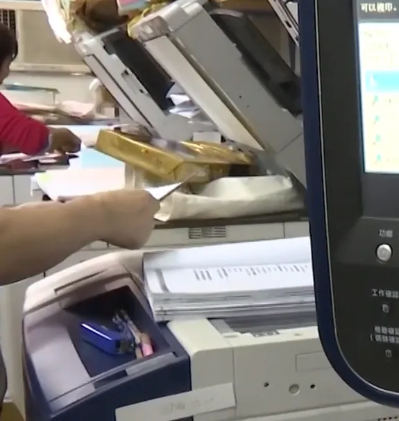 別看影印店印刷便宜、單張費用只有幾塊錢，接到大量影印、大圖輸出一類的訂單就能賺到不少錢。（示意圖／中天新聞）