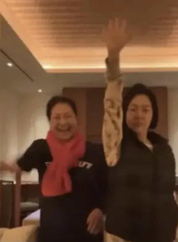 S媽與小S熱跳〈肯恰那〉。（圖／翻攝自微博）