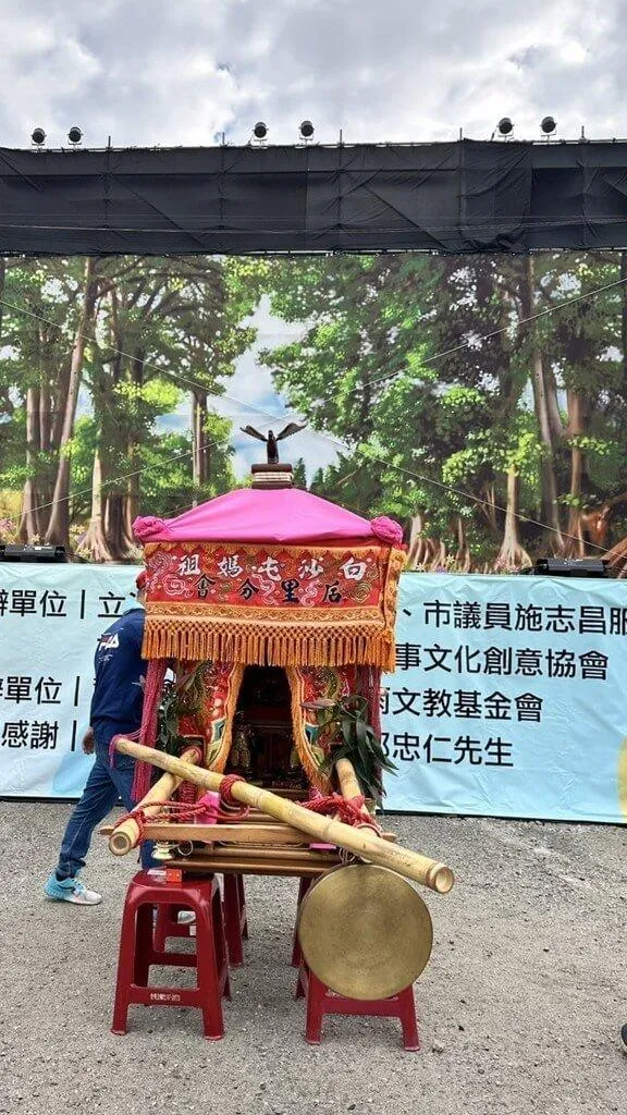 紙風車劇團10日在台中外埔迎來2026年首場演出，正在當地遶境的白沙屯媽祖於下午無預警「轉彎」進入演出現場，停在舞台前方觀看彩排，為劇團及全台孩子送上最溫暖的新春祝福。（圖／紙風車文教基金會提供）